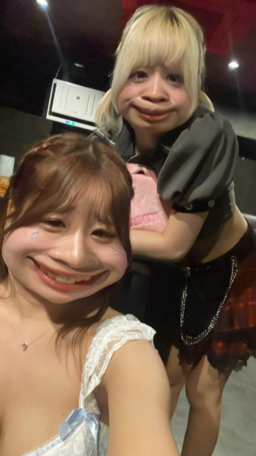 ももブログ 変顔🫣 - 逆いちゃキャバ 新橋 CLUB LOVEST ラベスト